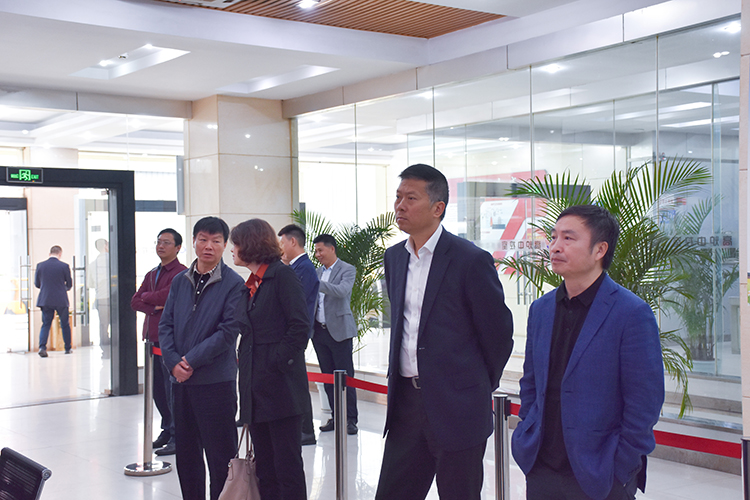 中国银行四川省分行副行长左焜一行到汇赢国际连界区域参观交流(图1)