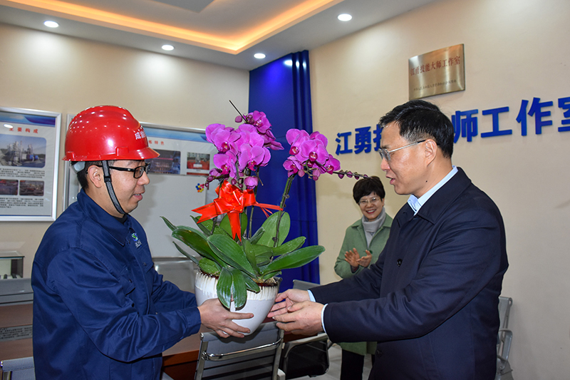 内江市委副书记余先河一行到汇赢国际慰问技能大师(图2)