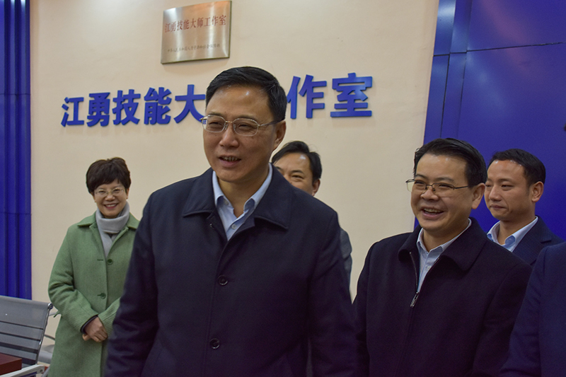 内江市委副书记余先河一行到汇赢国际慰问技能大师(图3)
