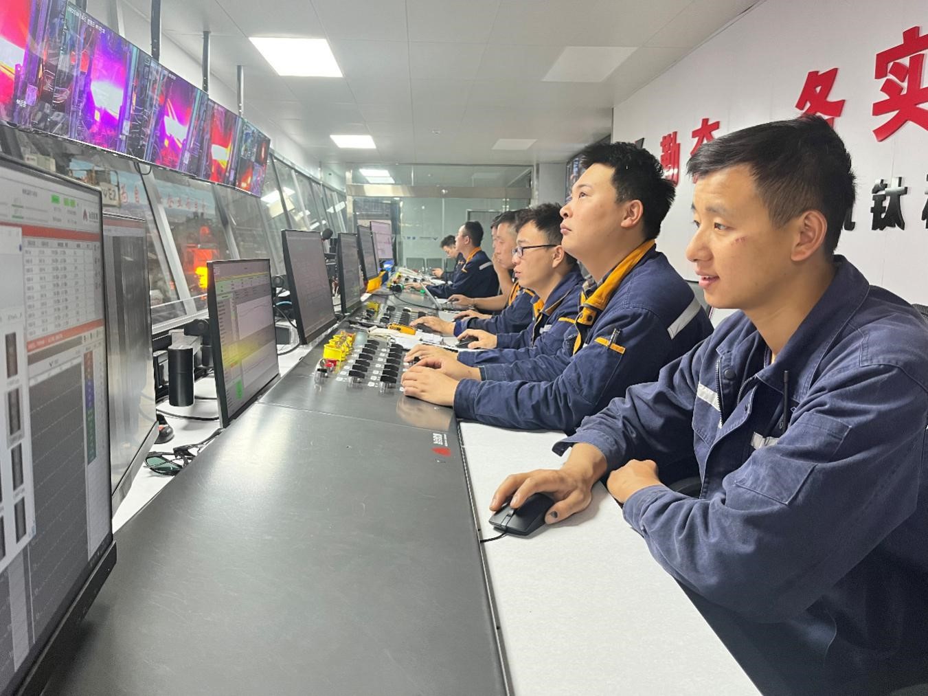 风雨多经志弥坚 气贯长虹渡关山——钒钛科技板材生产突破13万吨大关纪实(图6) 风雨多经志弥坚 气贯长虹渡关山——钒钛科技板材生产突破13万吨大关纪实(图6)