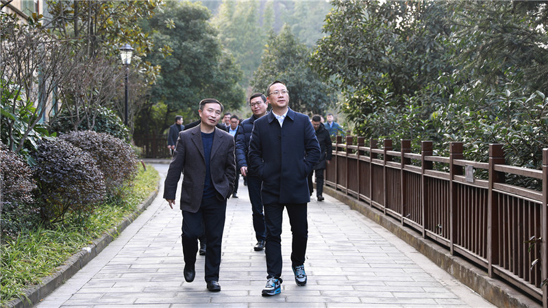 成都兴城供应链集团到汇赢钒钛科技考察交流(图2)