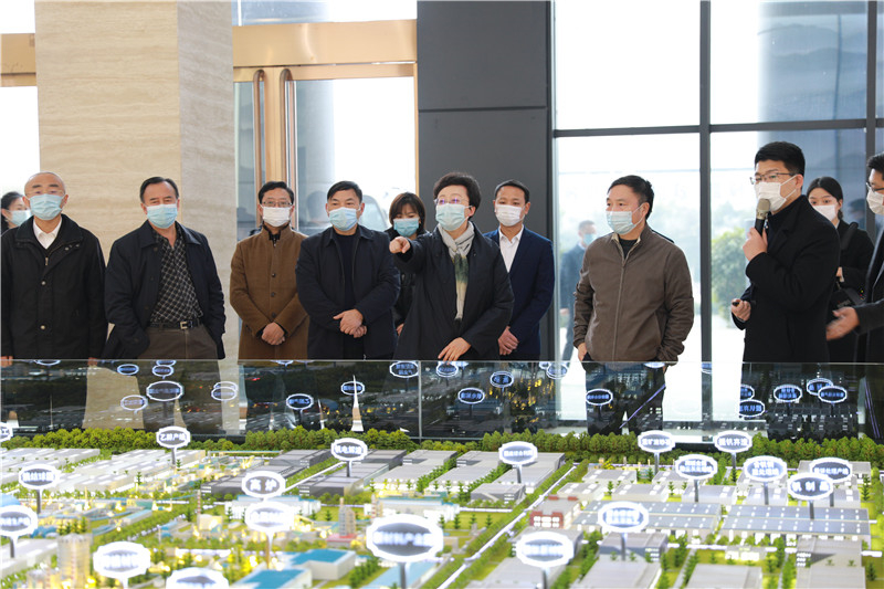 内江市市长郑莉一行莅临汇赢连界基地调研(图1)