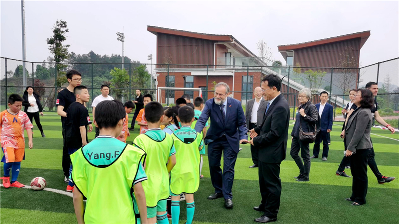 德国驻成都领事馆鲁悟刚一行莅临汇赢连界基地考察交流(图1)