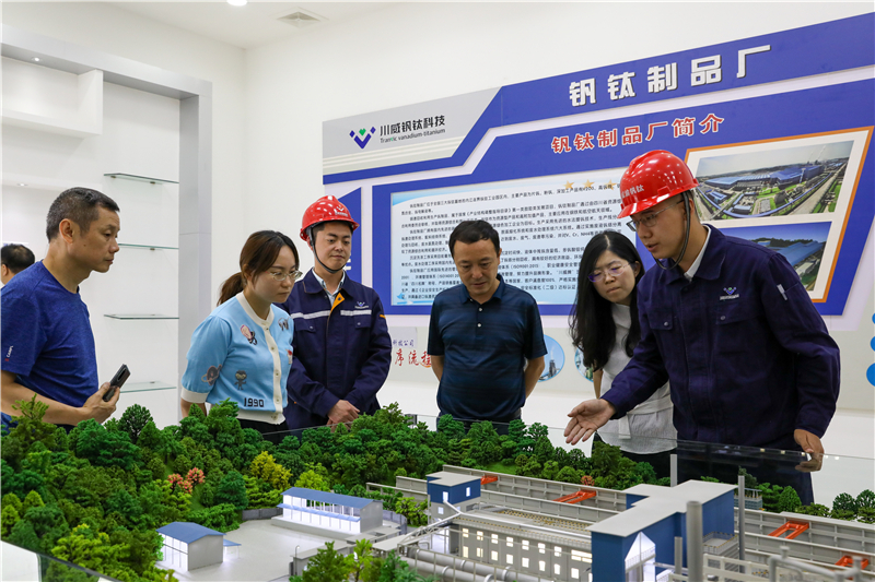 四川钒钛产业技术研究院院长张雪峰一行到汇赢连界基地调研交流(图2)