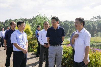 四川省政协副主席钟勉一行莅临汇赢连界基地参观调研